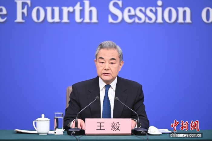 3月8日上昼10时，104届齐邦人年夜4次集会正在梅天亚主题信息宣布厅举办记者会，聘请中同中心政事局委员、中接部少王毅便“华夏中接计谋战对于中关连”相干题目归问中中记者发问。中新社记者 田雨昊 摄
